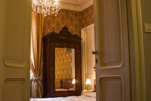 Driepersoonskamer, gemeenschappelijke badkamer | Een bureau, gratis wifi, beddengoed