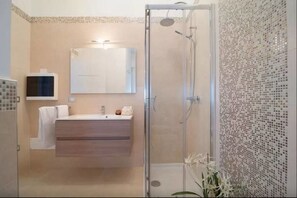 Deluxe Suite | Bilik Mandi | Pancuran mandi, tab mandi rendaman dalam 