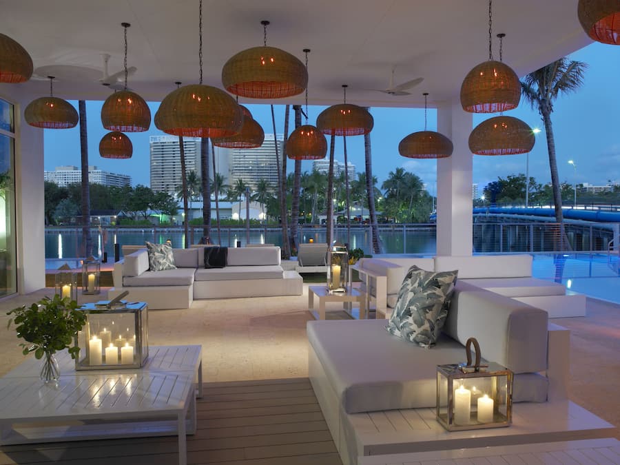 Una piscina al aire libre, sillones reclinables de piscina