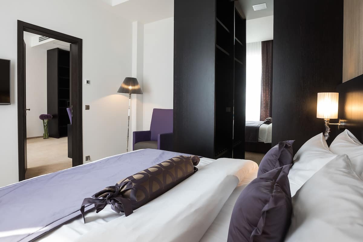 Familie suite, 1 kingsize bed met slaapbank | 1 slaapkamer, luxe beddengoed, een minibar, een kluis op de kamer