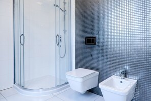 Family Suite, 1 King Bed with Sofa bed | Bathroom | Shower, free toiletries, slippers, towels
