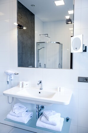 Phòng Suite dành cho gia đình, 1 giường cỡ king và sofa giường | Phòng tắm | Buồng tắm vòi sen, đồ dùng nhà tắm miễn phí, dép đi trong nhà 