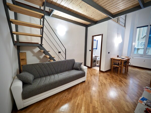Appartement Duplex | Coin séjour | Télévision à écran plat