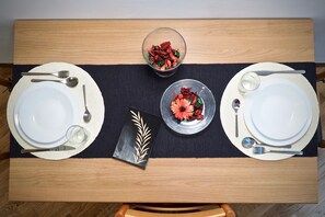 Maisonette | Essbereich im Zimmer