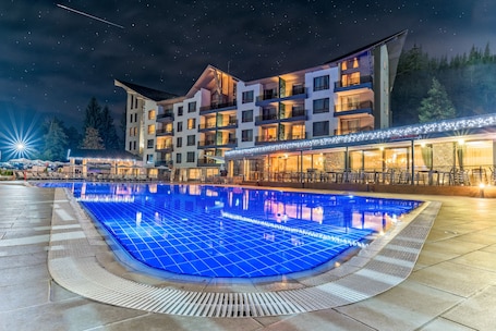 Una piscina techada, una piscina al aire libre