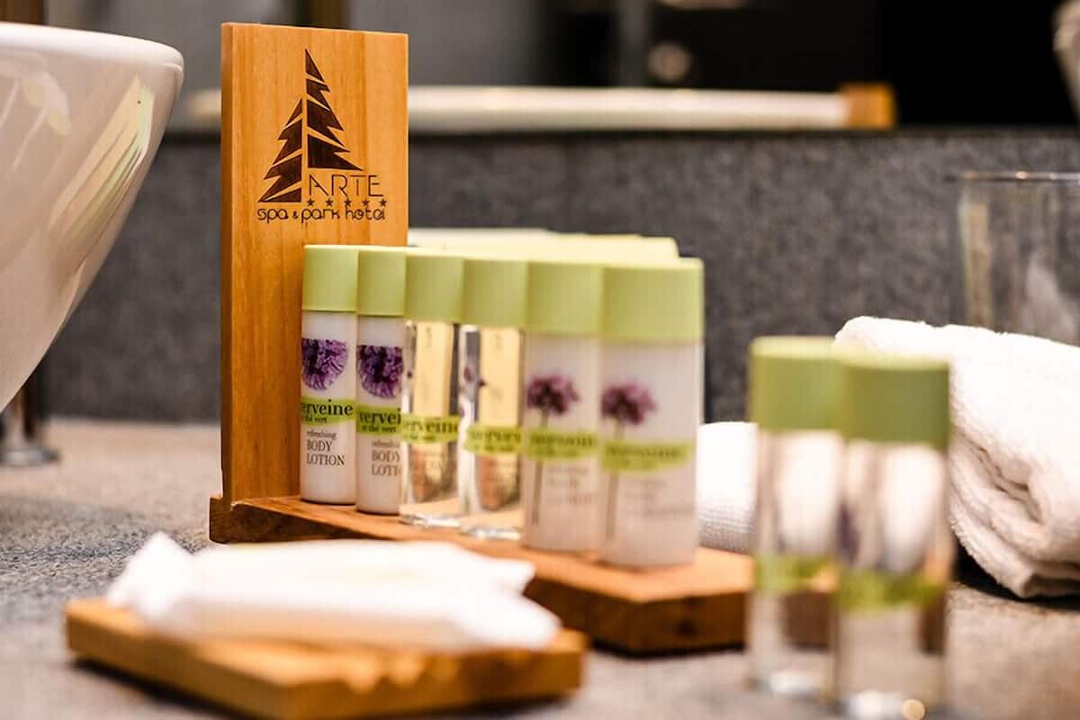 deluxe apartment, 2 bedrooms (maisonette) | bathroom | shower, free toiletries, hair dryer, bathrobes