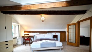 A bedroom with a bed, a desk, a chair, and a wardrobe. - Romantica Mansarda Pisano (Genoa)