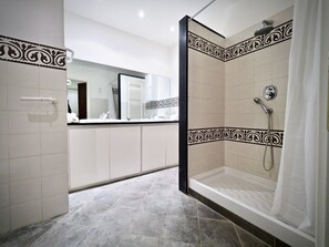 Appartement Luxe | Salle de bain | Articles de toilette gratuits, bidet, serviettes fournies