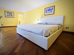 Luksus-lejlighed | 1 soveværelse, skrivebord, strygejern/strygebræt