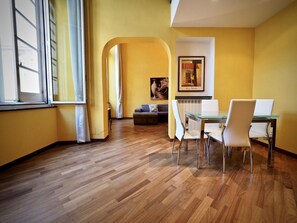 Luksus-lejlighed | Spisning på værelset