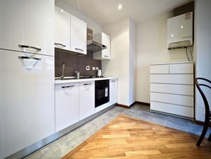 Kühlschrank, Herdplatte, Wasserkocher mit Kaffee-/Teezubehör