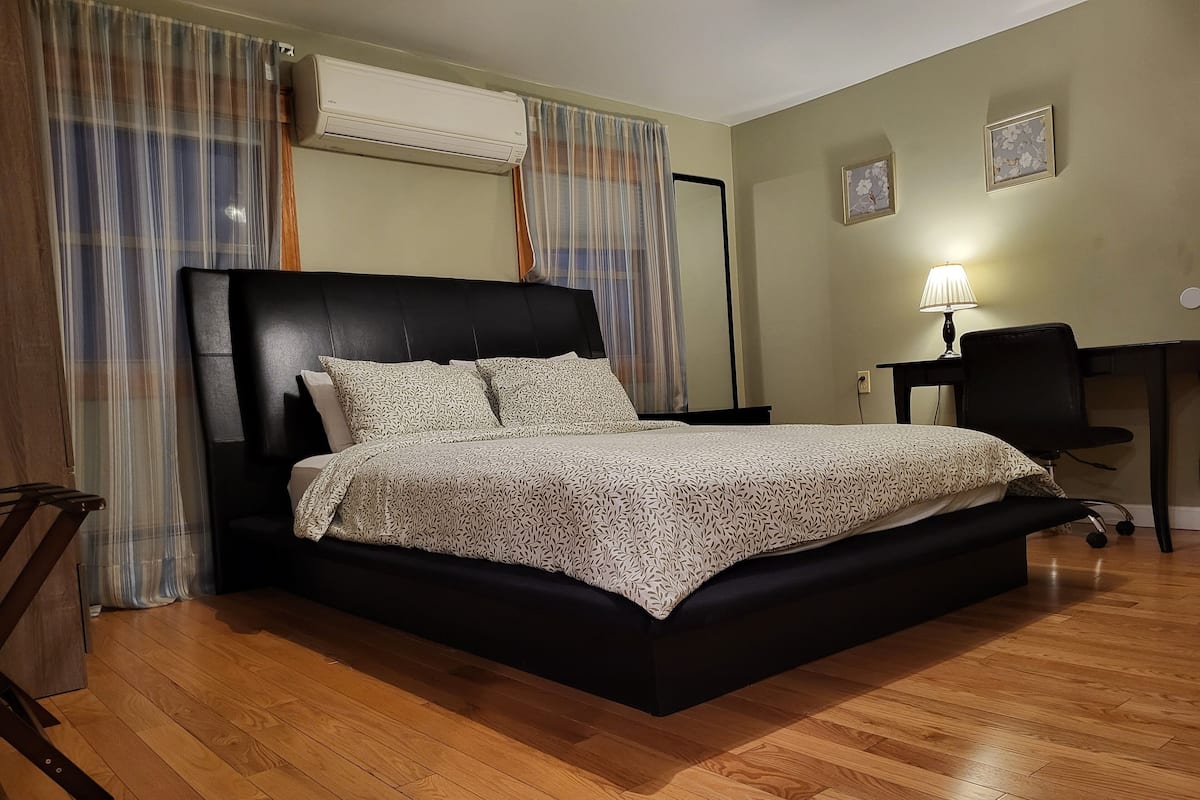 Escritorio, espacio para trabajar con laptop y cortinas blackout