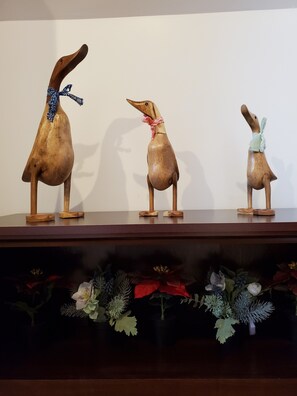 Three wooden sculptures of animals on a shelf. - Tranquil House in Cambridge (Cambridge)