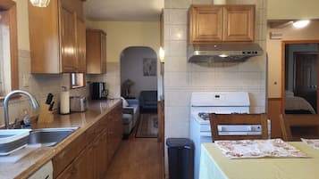 Standard Double Room, 1 Double Bed, Shared Bathroom | Private kitchen | Fridge, microwave, oven, stovetop