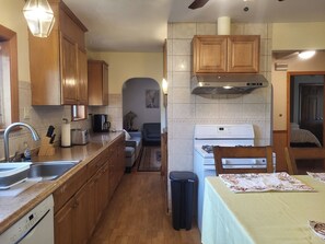 Standard dubbelrum - 1 dubbelsäng - delat badrum | Eget kök | Kylskåp, mikrovågsugn, ugn och spishäll