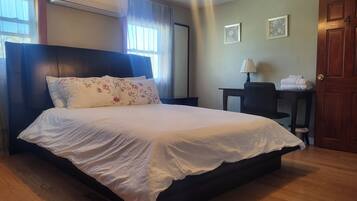 Schreibtisch, laptopgeeigneter Arbeitsplatz, Verdunkelungsvorhänge