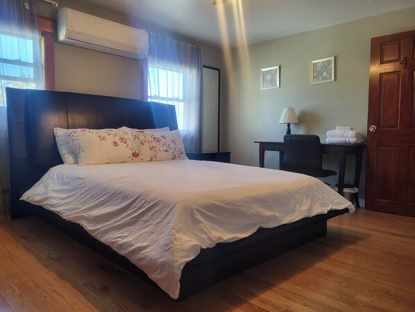 Skrivbord, arbetsyta för laptop, mörkläggningsgardiner och ljudisolering