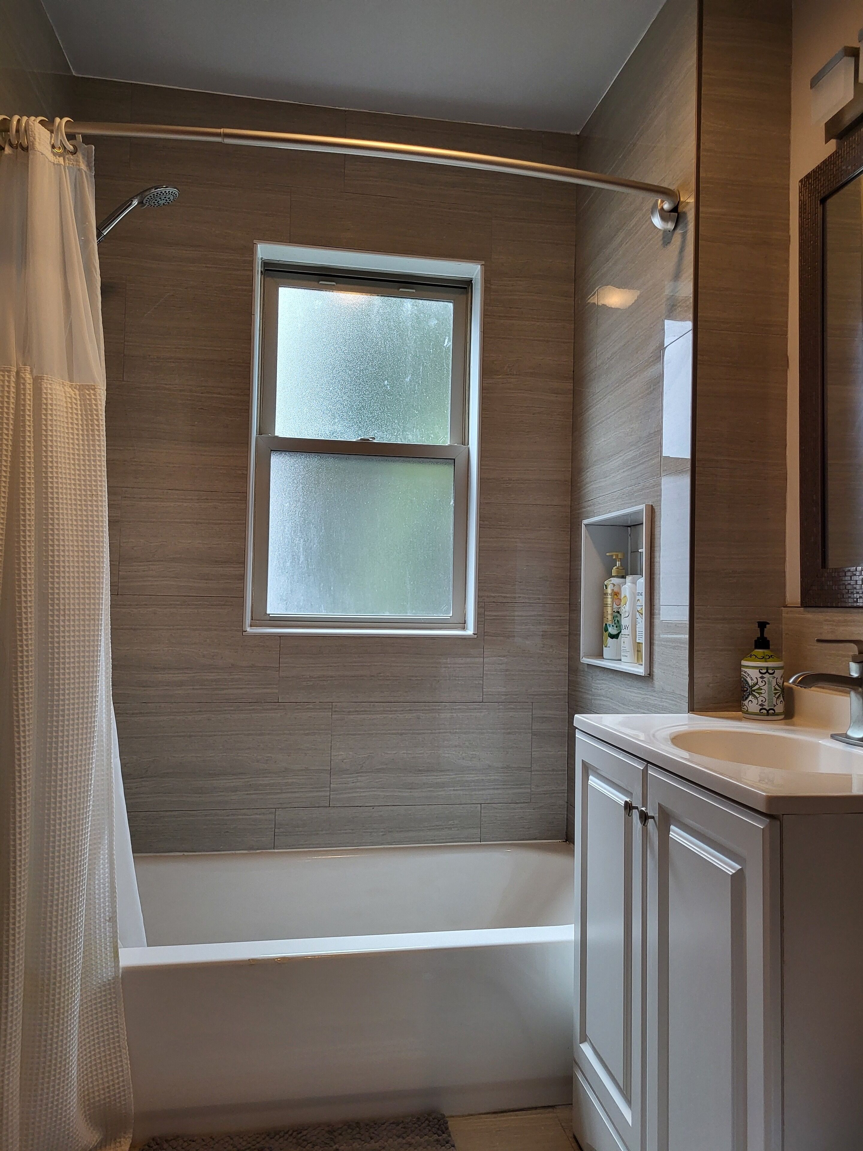 Tina con regadera, regadera tipo lluvia, amenidades de baño gratuitas 