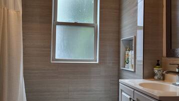 Duschwanne, Regendusche, kostenlose Toilettenartikel, Haartrockner