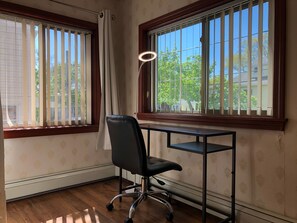 Standard Single Room, 1 Twin Bed, 1 Double Bed, Shared Bathroom | 書桌、手提電腦工作空間、遮光窗簾/窗簾、隔音
