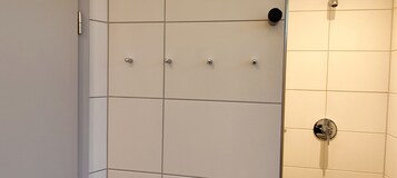 Junior Double Room, 2 Twin Beds, Non Smoking, Courtyard View | Bathroom | Shower, hair dryer, heated floors, towels