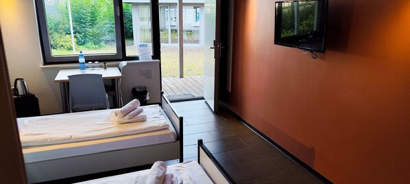 Junior Double Room, 2 Katil Bujang (Single), Non Smoking, Courtyard View | Meja, ruang kerja komputer riba, Wi-fi percuma, cadar katil 