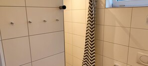 Habitación doble junior, 2 camas individuales, para no fumadores, vista al patio | Baño | Regadera, secadora de cabello, piso con calefacción, toallas