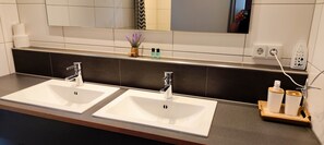 Junior Double Room, 2 Twin Beds, Non Smoking, Courtyard View | Bathroom | Shower, hair dryer, heated floors, towels