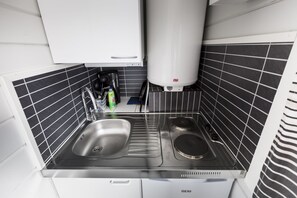 Standard-mökki | Yksityinen keittonurkkaus | Jääkaappi, liesi, keittoastiat/astiat/ruokailuvälineet