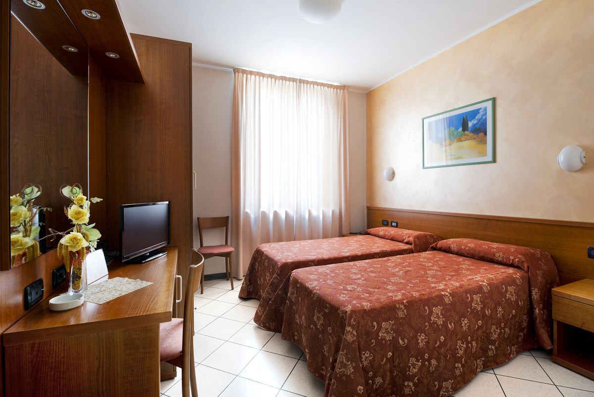 double room | minibar, individually decorated, individually furnished, desk