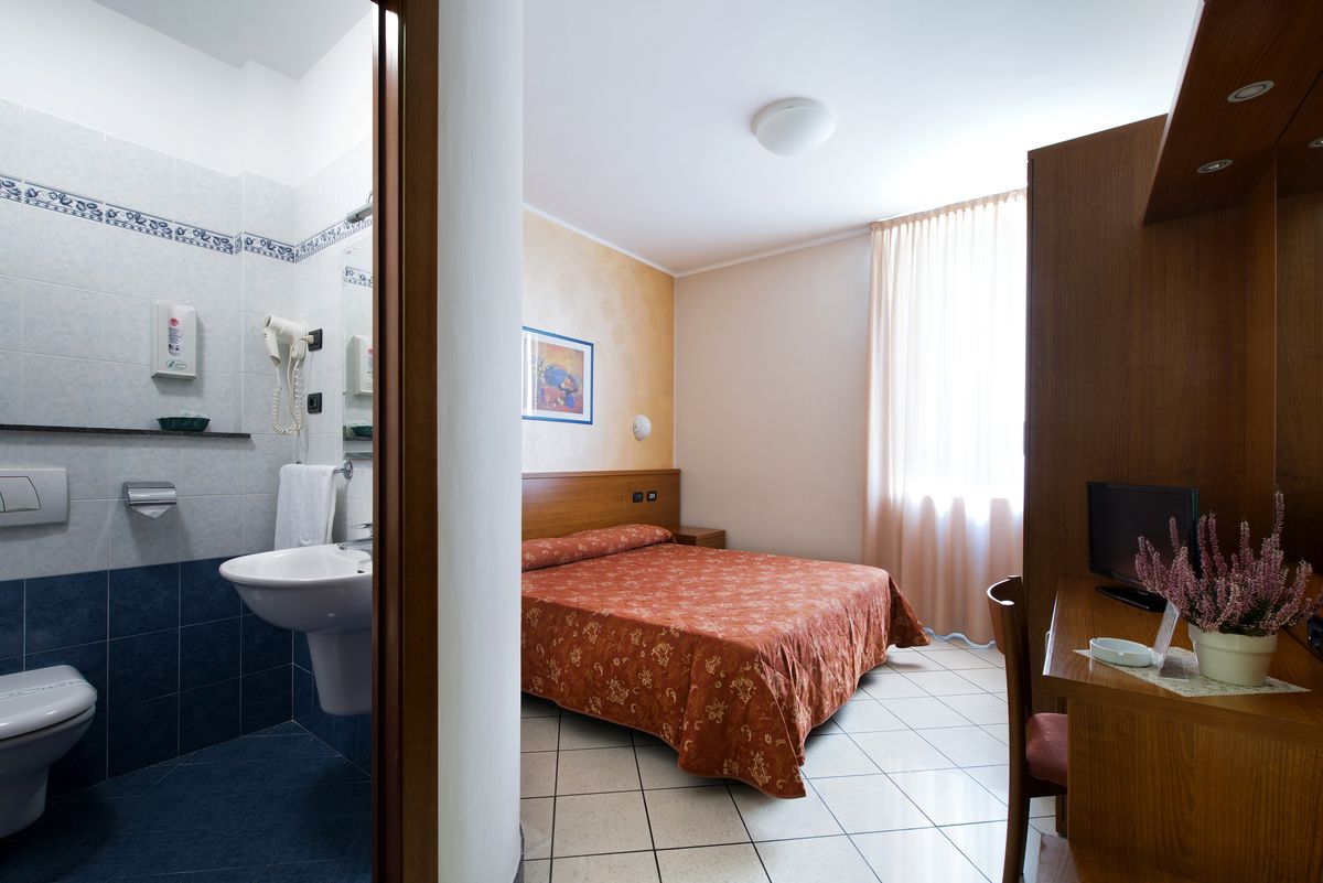 Minibar, decoración personalizada, muebles diferentes y escritorio 