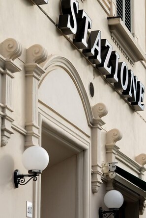 A building facade with the sign "STAZIONE" indicating a train station. - Hotel Stazione (Livorno)