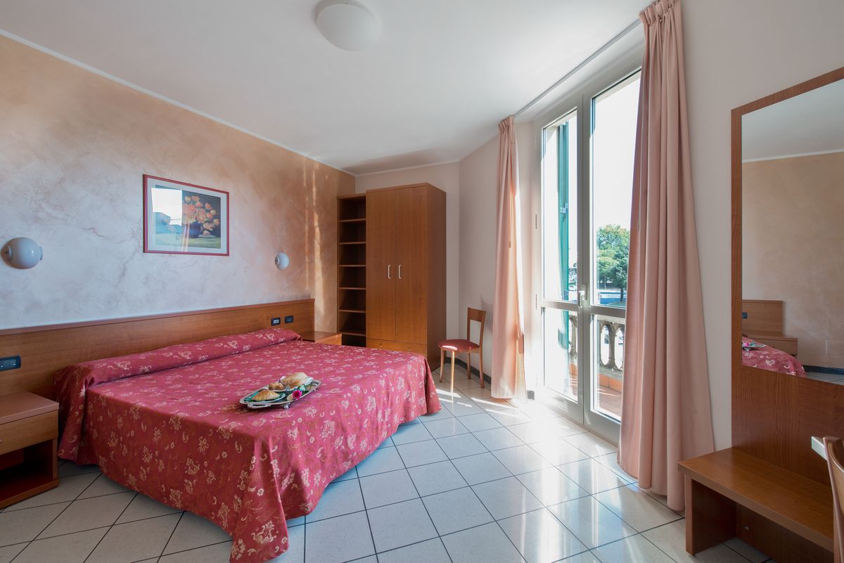 double room | minibar, individually decorated, individually furnished, desk