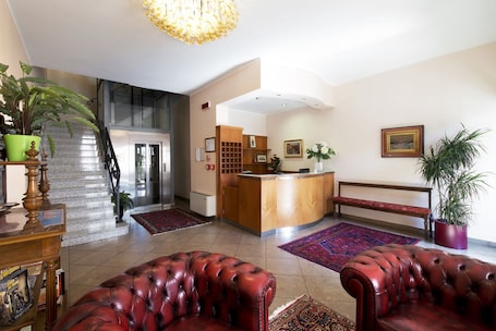 Lobby sitting area. Hotel Stazione