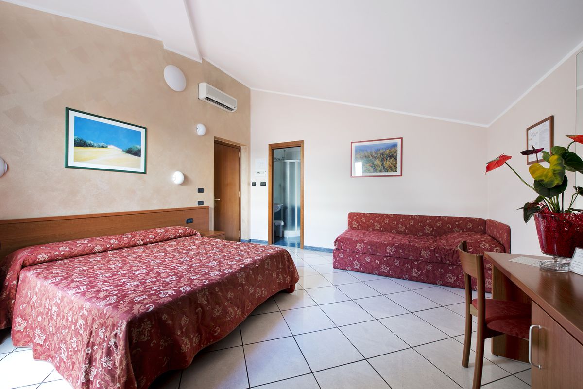 triple room | minibar, individually decorated, individually furnished, desk