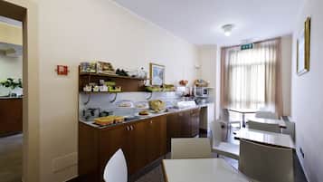 Desayuno con opciones de la cocina local diario (EUR 10 por persona)