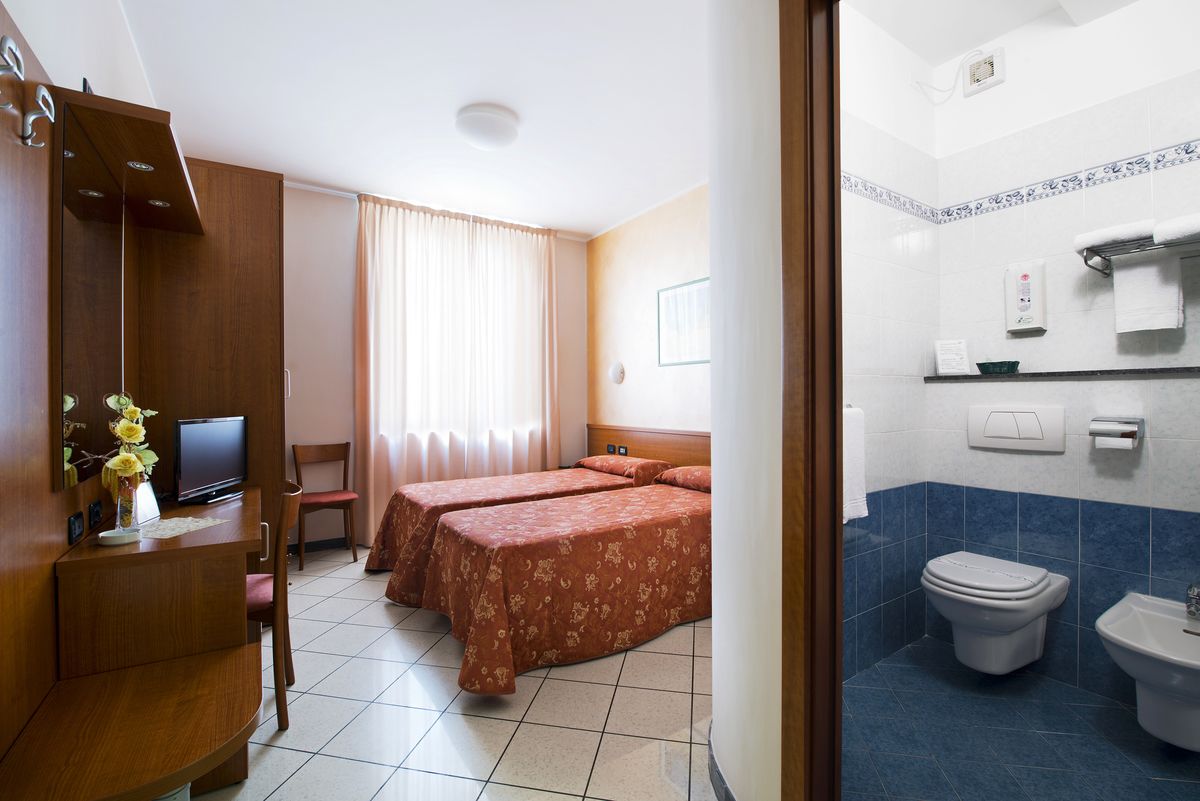 double room | minibar, individually decorated, individually furnished, desk