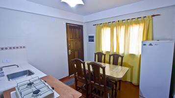 Standard Apartment, 1 Bedroom, Garden View | In-room dining