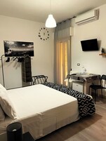 Camera Classic con letto matrimoniale o 2 letti singoli, 1 letto king, bagno in camera | Copriletto in piuma, una cassaforte in camera