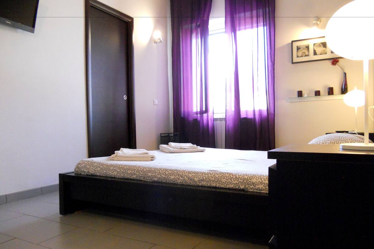 Premium bedding, minibar, desk, soundproofing
