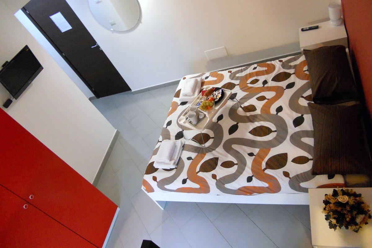 Premium bedding, minibar, desk, soundproofing