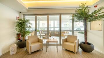 Coin salon dans le hall