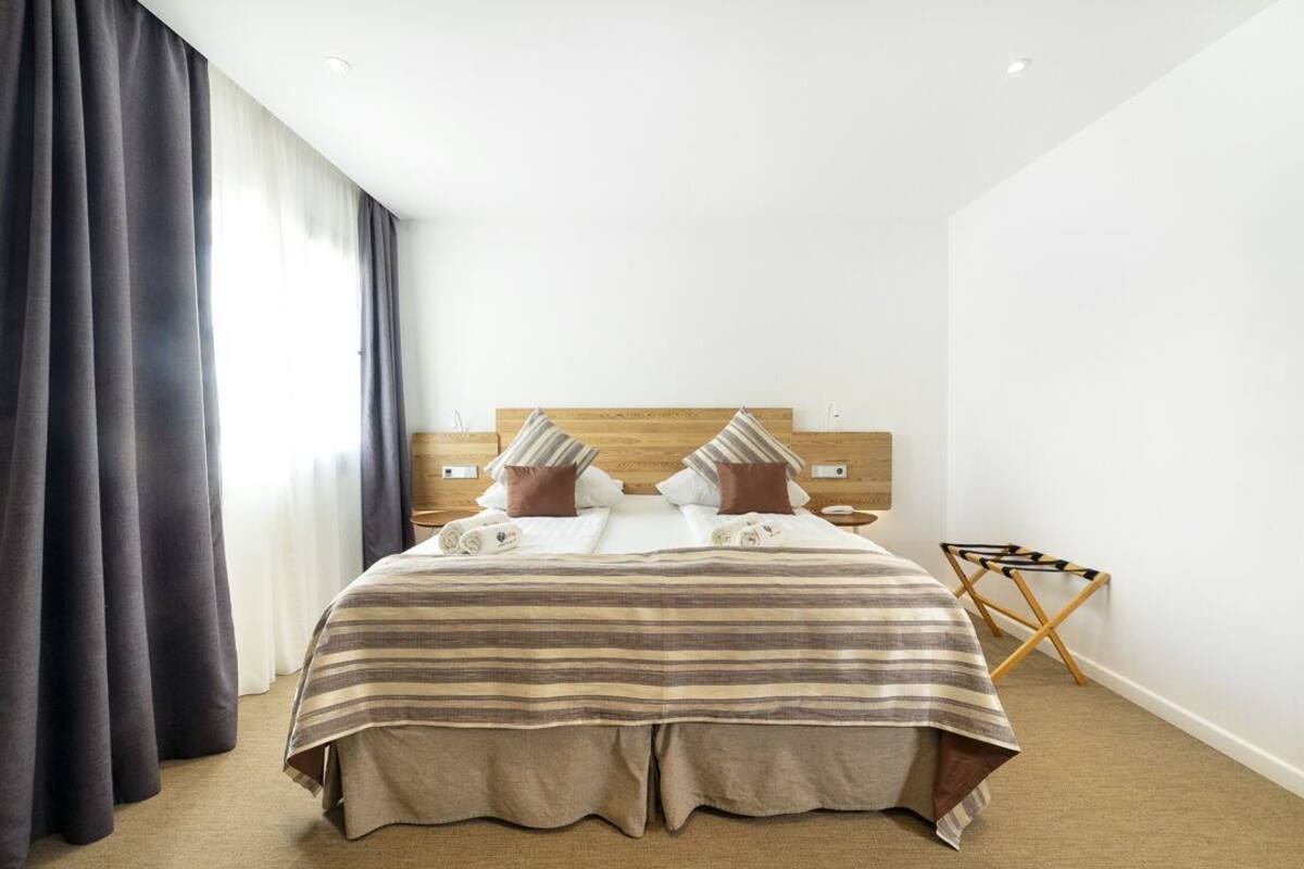 Habitación básica | Ropa de cama de alta calidad, minibar, caja fuerte y escritorio