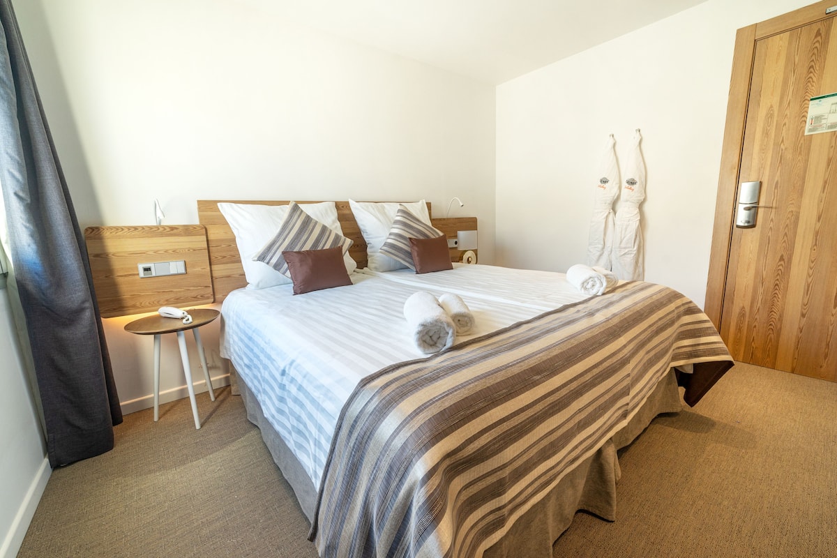 Habitación económica | Ropa de cama de alta calidad, minibar, caja fuerte y escritorio