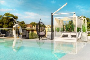 Una piscina al aire libre, tumbonas