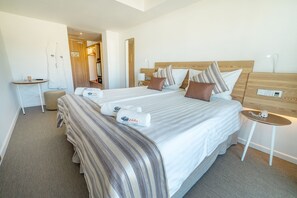 Habitación estándar doble | Ropa de cama de alta calidad, minibar, caja fuerte y escritorio