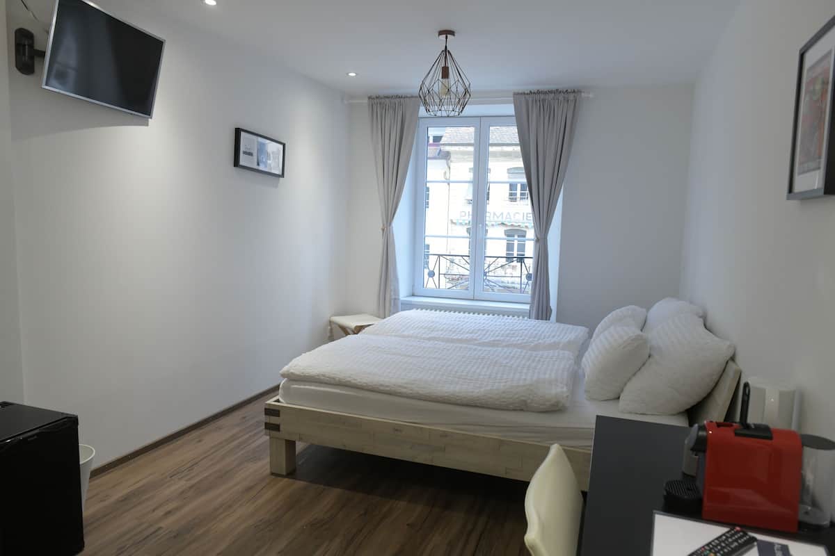 1 bedroom, Egyptian cotton sheets, premium bedding, down comforters