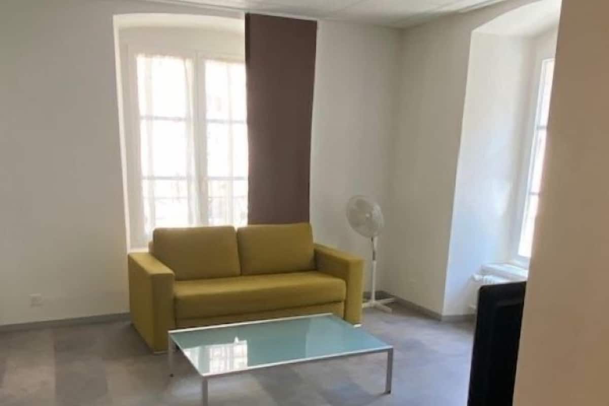 Premium Studio Suite | Living area | Flat-screen TV, offices