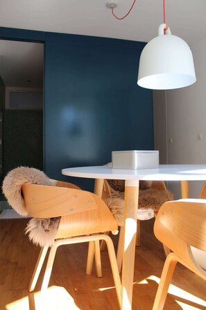 Lägenhet Premium | Vardagsrum | Platt-tv och kontor