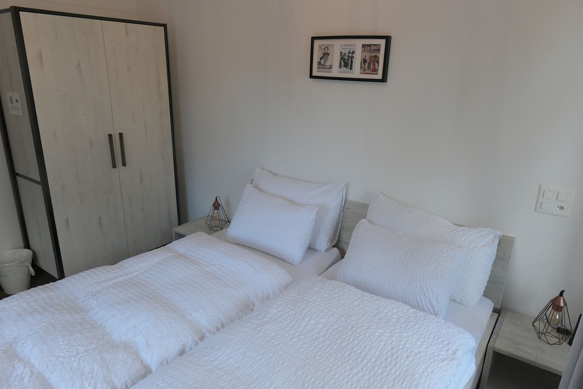 Premium Studio (No 3) | 1 bedroom, Egyptian cotton sheets, premium bedding, down comforters